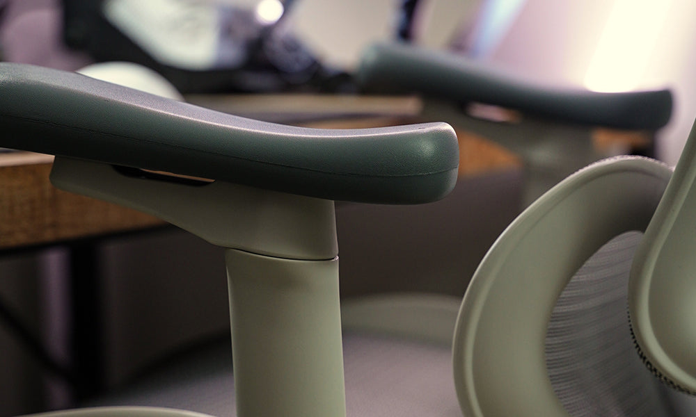 Exploring the Sihoo Doro C300 Chair's Dynamic Lumbar Support and 3D Armrests